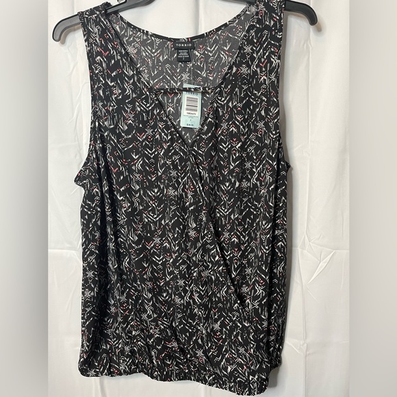 NWT Torrid Size 2 Sleeveless Georgette Surplice Tank - Picture 2 of 4